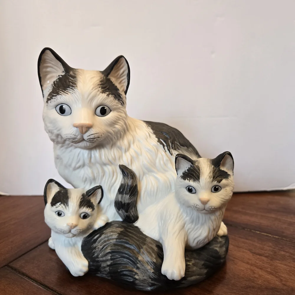 Homco, Cat lovers. A mother cat with 2 kittens.